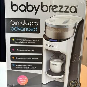 Baby Brezza Formula Pro Advanced in White brand new